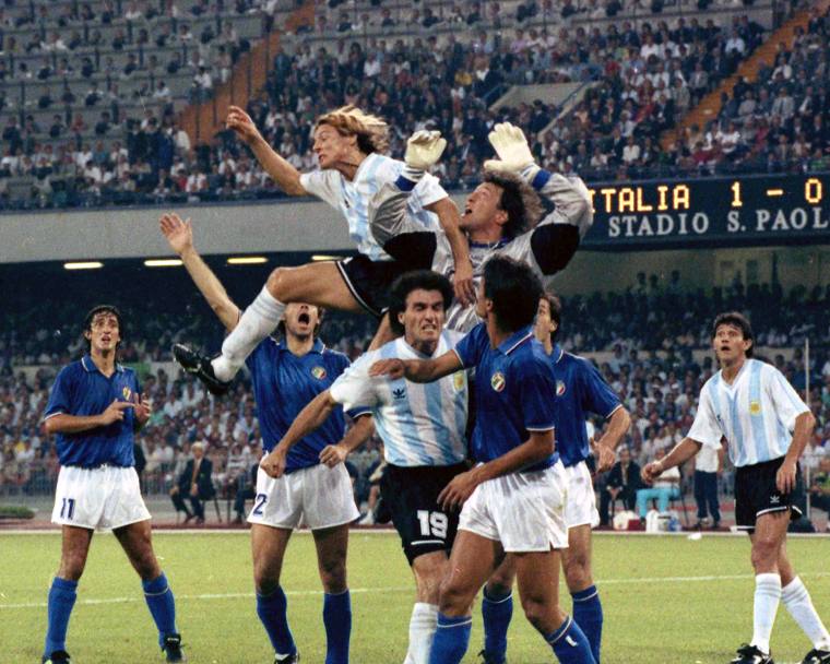 Mondiali Italia &#39;90. Semifinale Argentina-Italia 1-1. Il portiere azzurro Zenga cerca di bloccare l&#39;azione degli argentini (Ap)